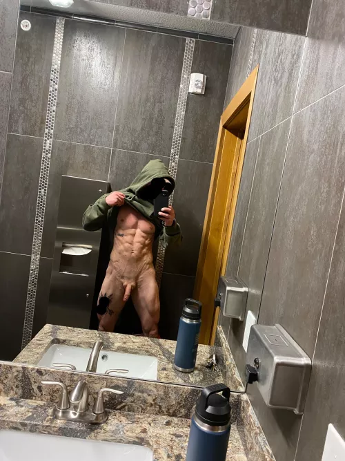 Gym makes me horny. Anyone wanna cum play?