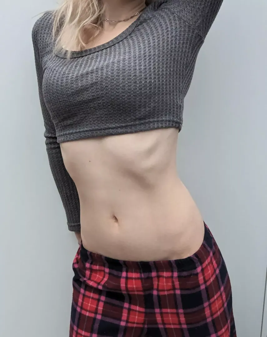 Had to take a quick photo of my croptop and midriff before I went to bed ❤️