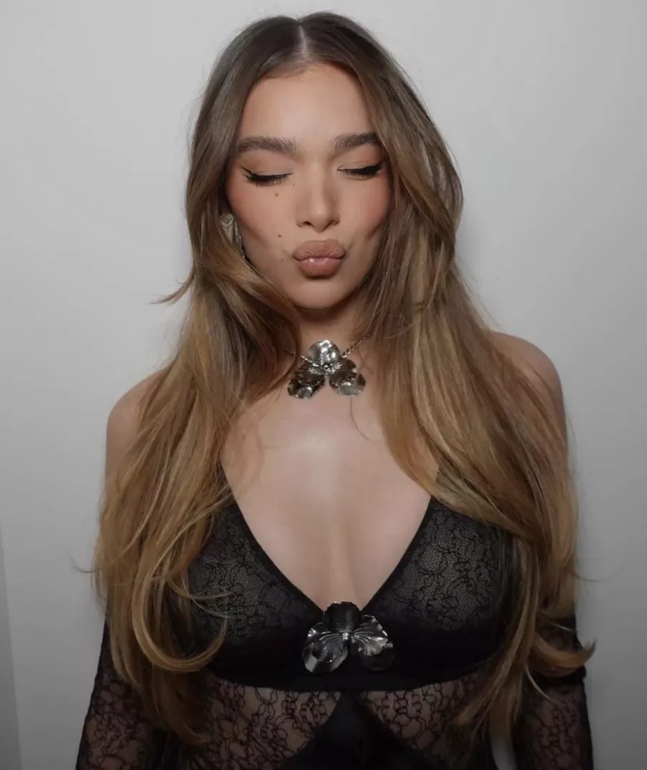 Hailee Steinfeld makes me so weak! Please make me goon to her!