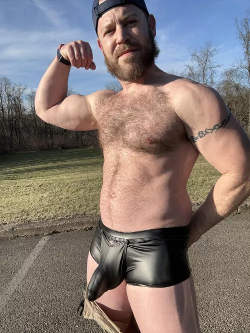 Hairy daddy ready for worship
