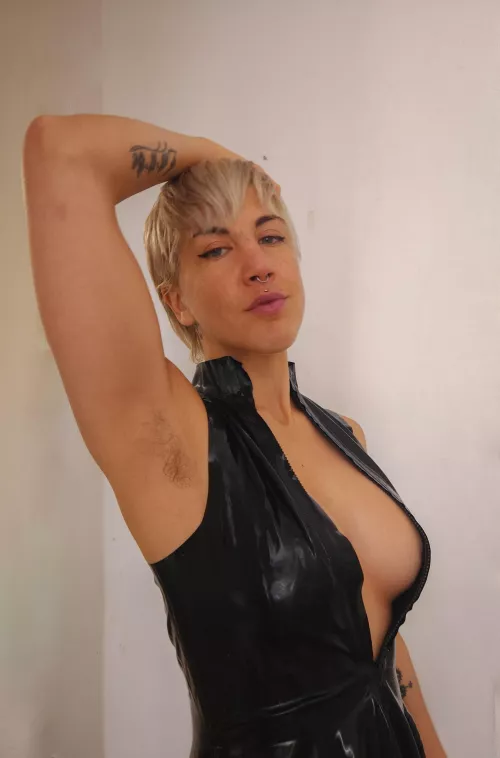 Hairy pits on strong latina arms 