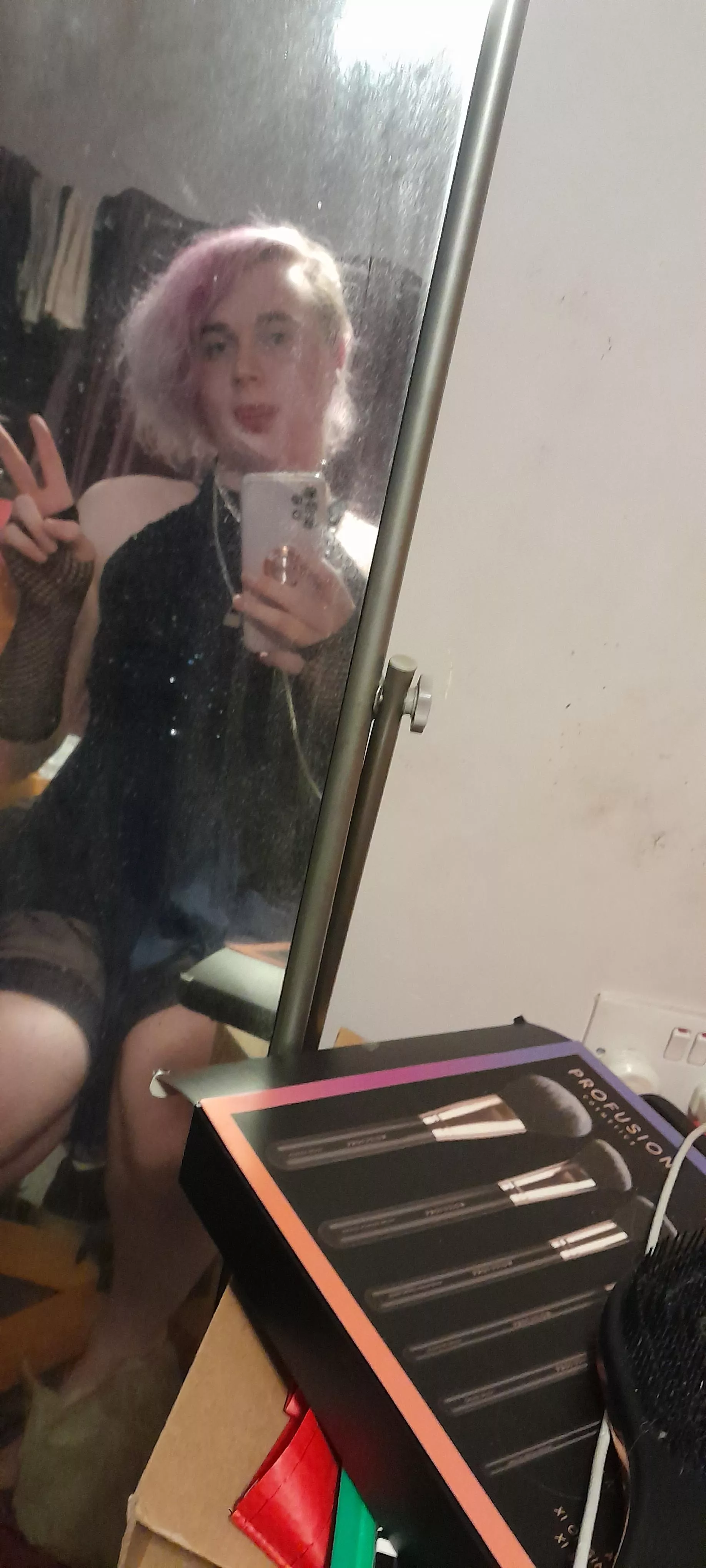 Happy femboy friday everyone. Any plans for the weekend?