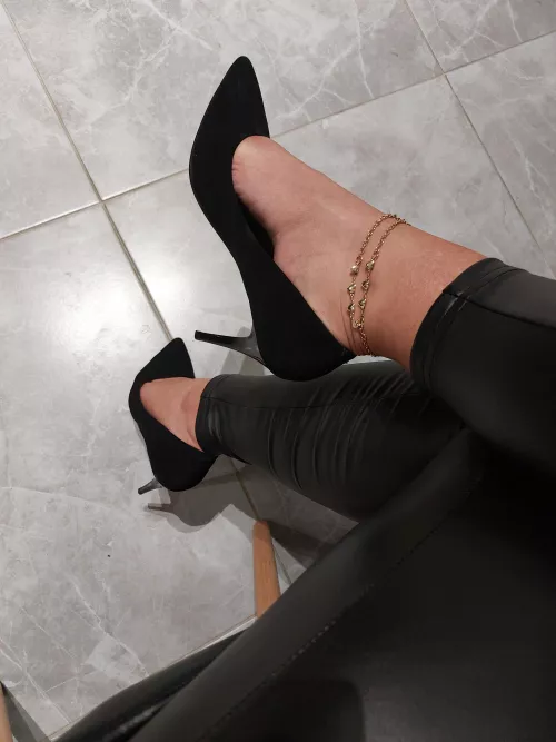 Happy Friday!! 🖤