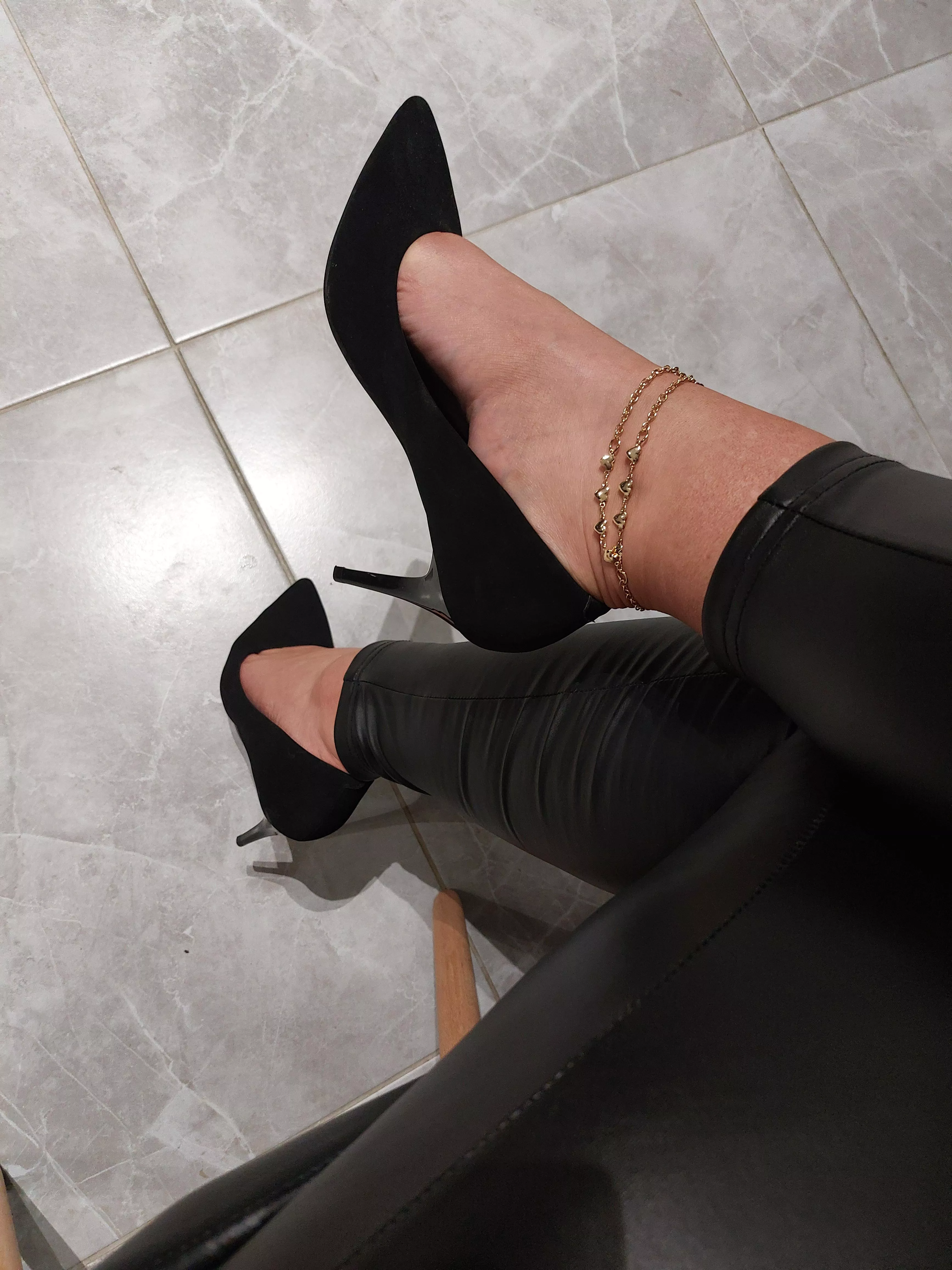 Happy Friday!! 🖤