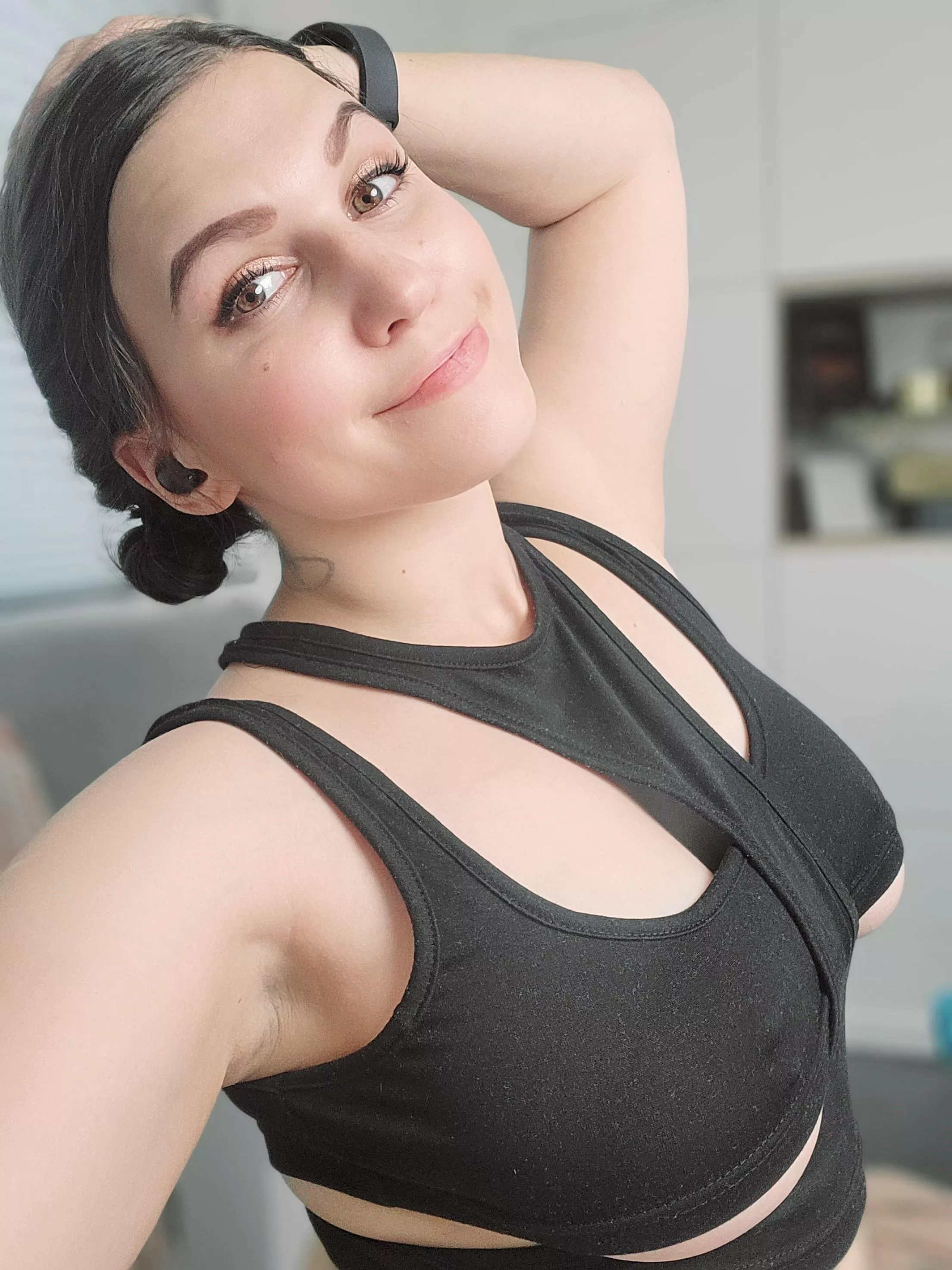 Happy Friday night, coming online for a bit 😙