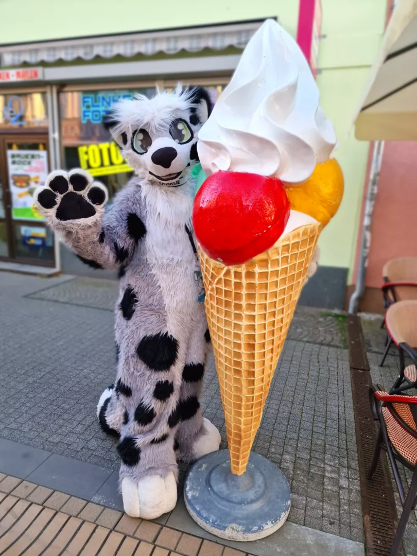 Happy FursuitFriday. Pls tell me your favourite ice cream flavour!!! <3