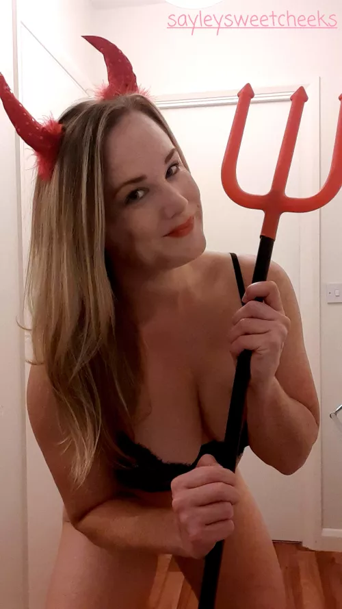 Happy Halloween, sexy devil here for you