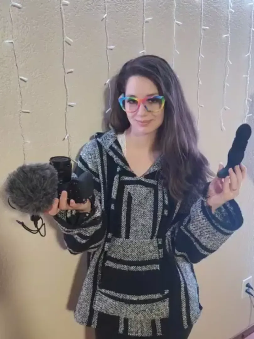 Happy, hippy, horney. Cum see