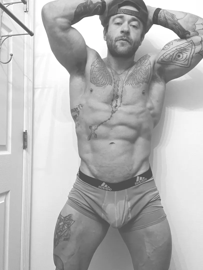 Happy Monday 😁 bit sweaty from my workout, could use a hand getting cleaned up 🧼