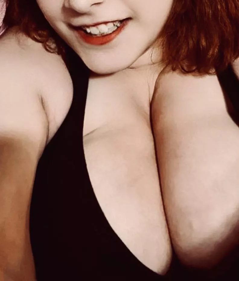Happy Monday loves 😘 How about starting your week with my huge boobs and deep cleavage? 😉😊