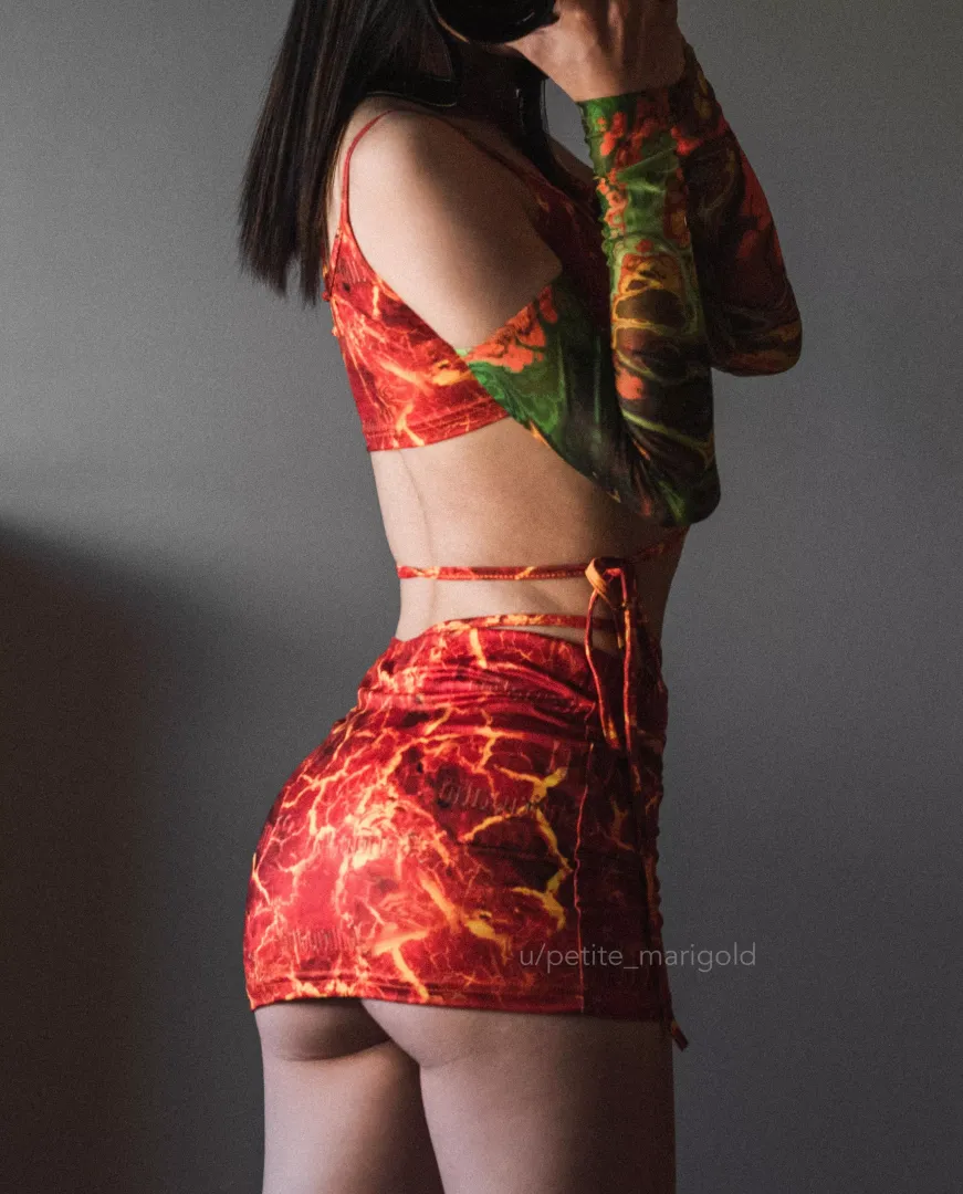Happy NYE! Peek my cute lil Asian 🍑
