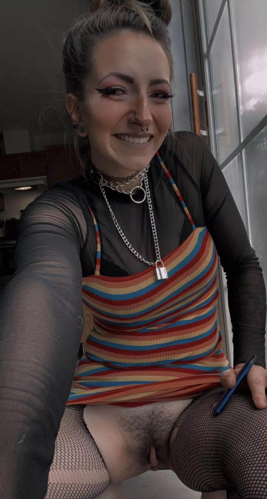 • happy , pantyless , goth slut 🌈🖤