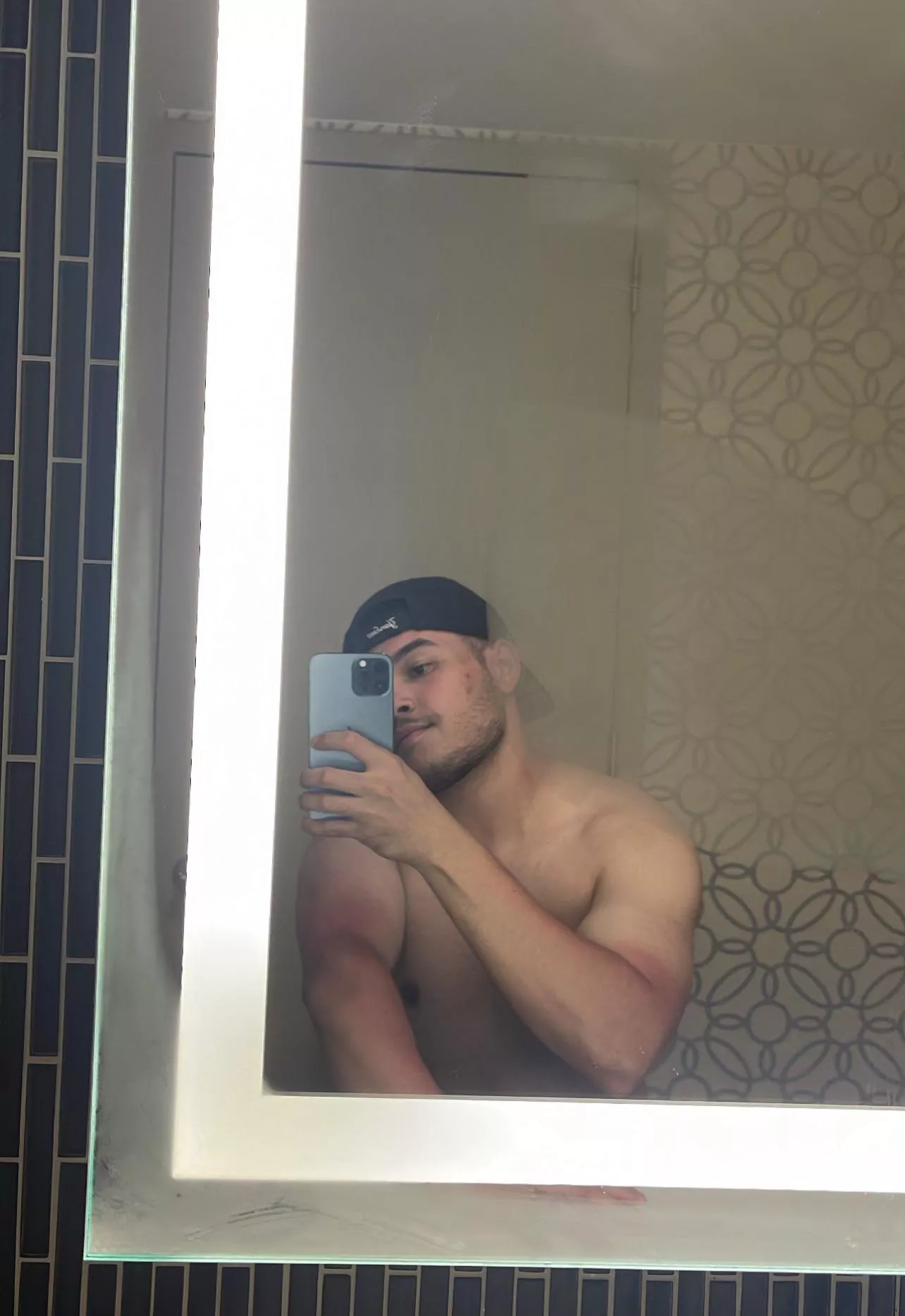 Happy Sunday 🤍🌈! Does anyone play Apex Legends?