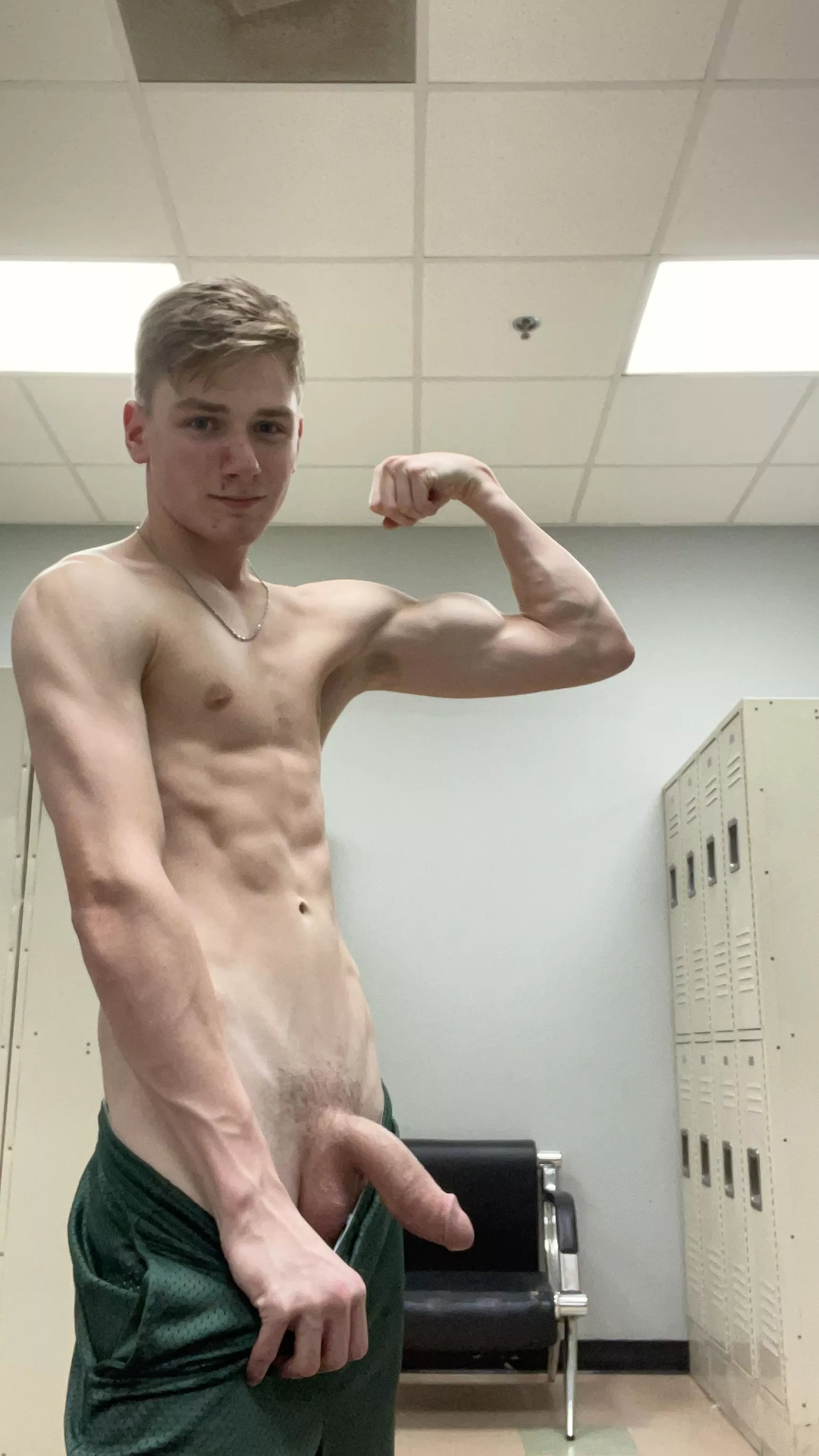 Hard flex, soft dick… both yours 😘