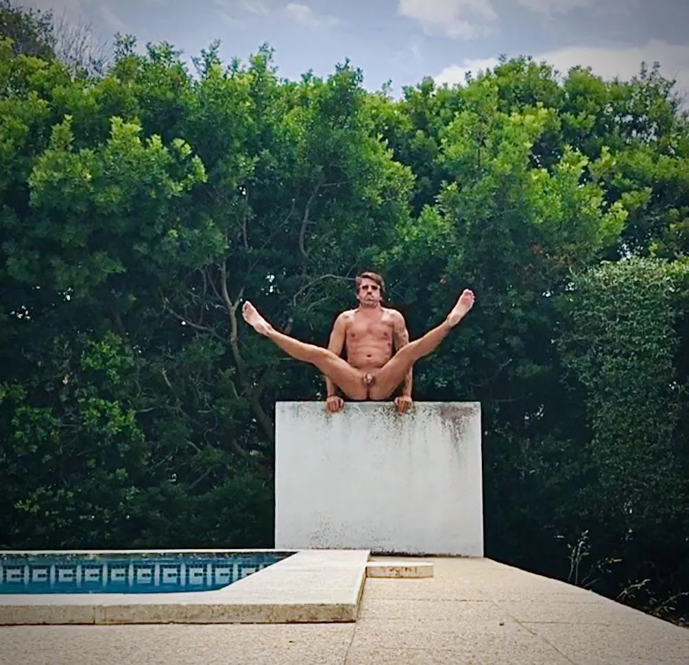 Hard V-ictory Pose