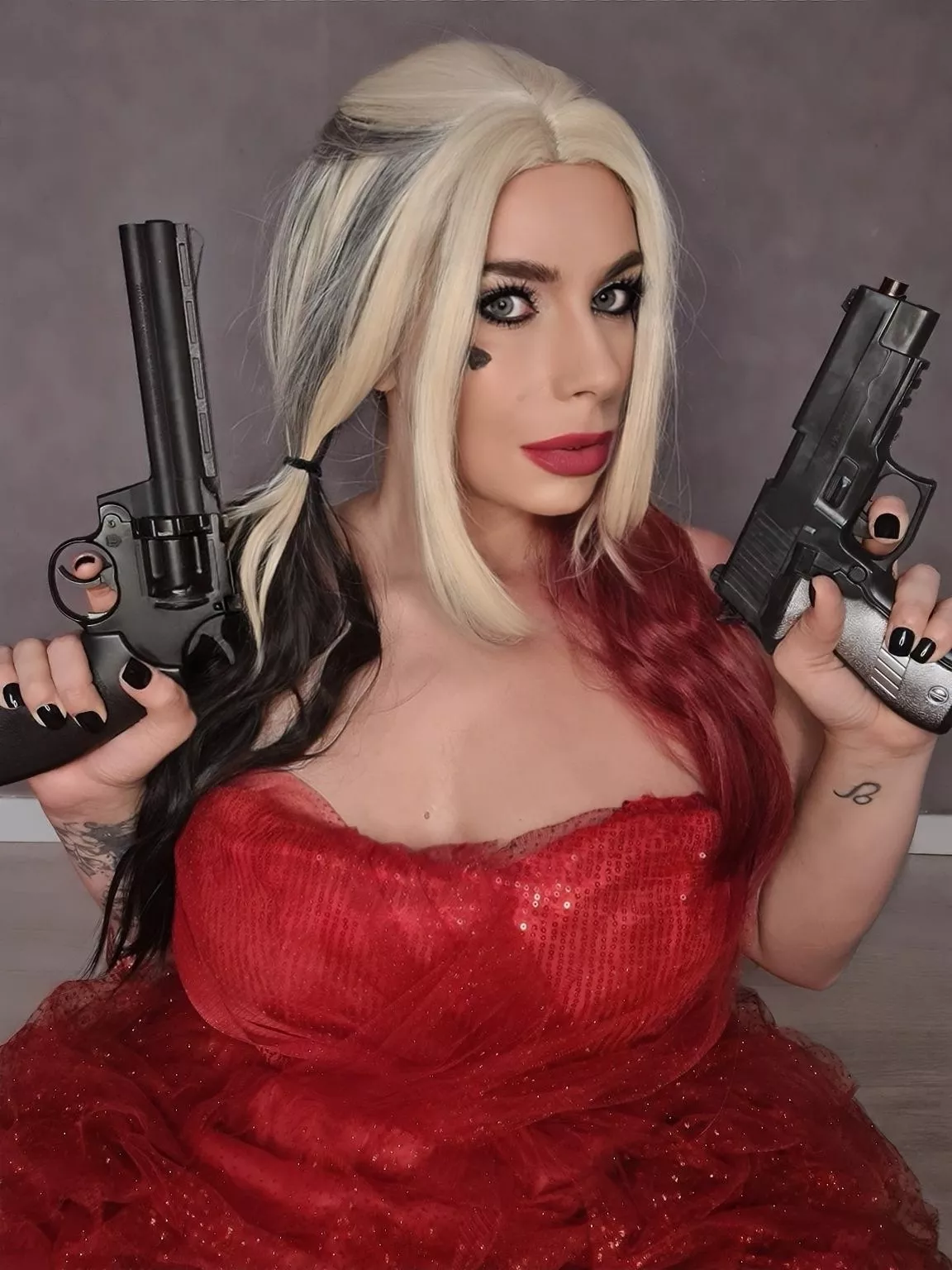 Harley Quinn and two pair of guns [self]
