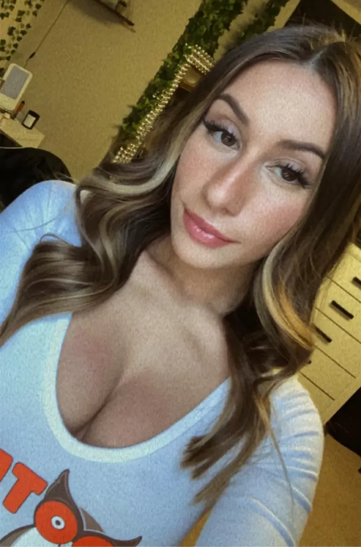 haven’t seen a hooters girl post here yet 🤤