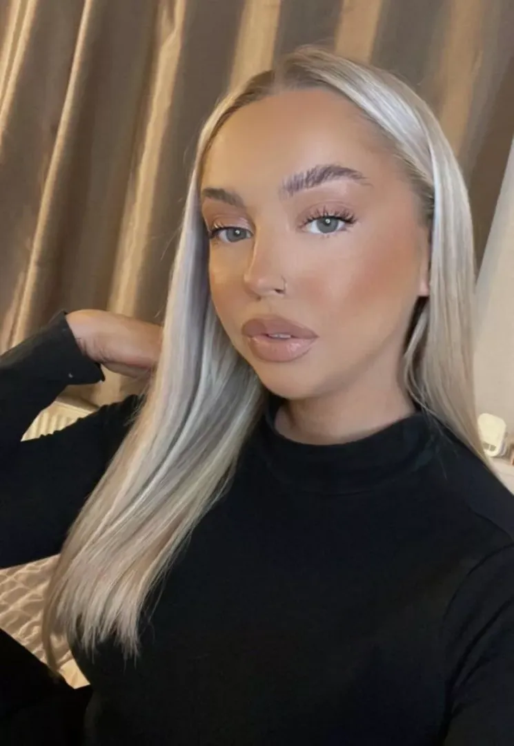 Heavy make up