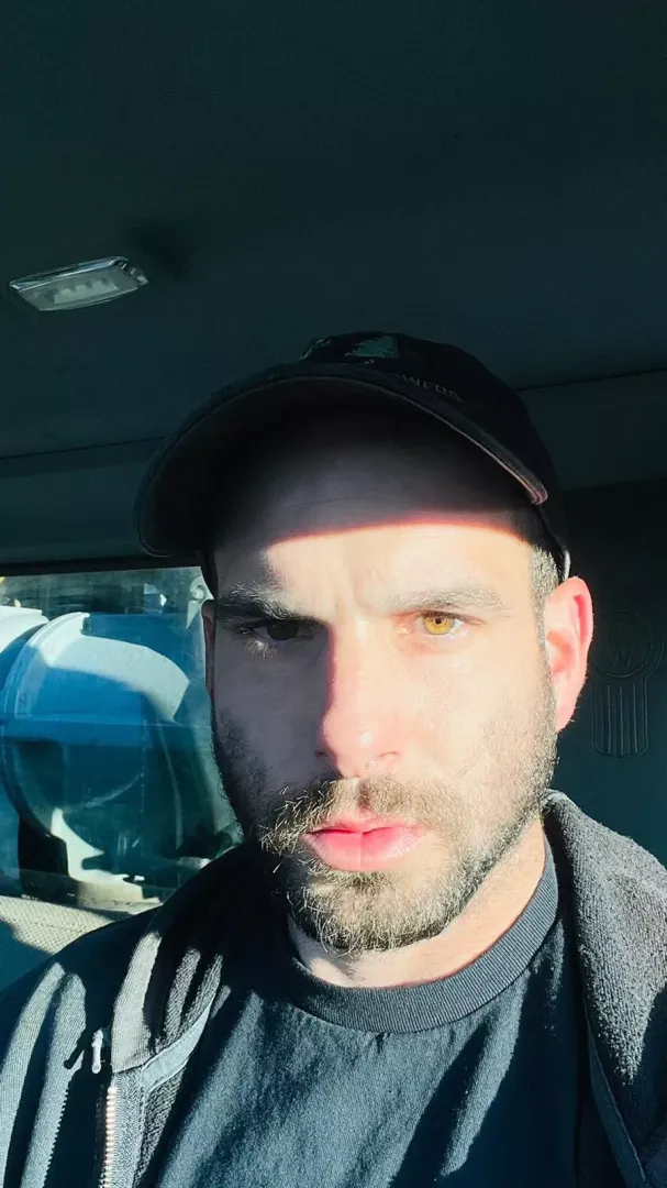 Hello, anyone wanna chat? DM me :-)