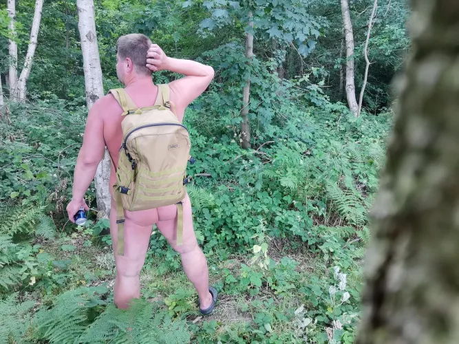 Hello everyone. 35yr old nudist here :) I hope you're all well. Have a great weekend 💪