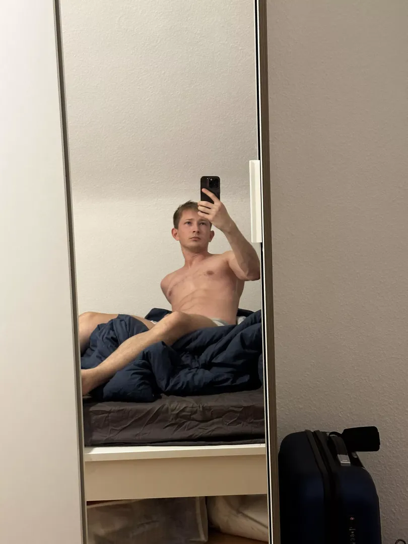 Hello from the bed 👋🏻