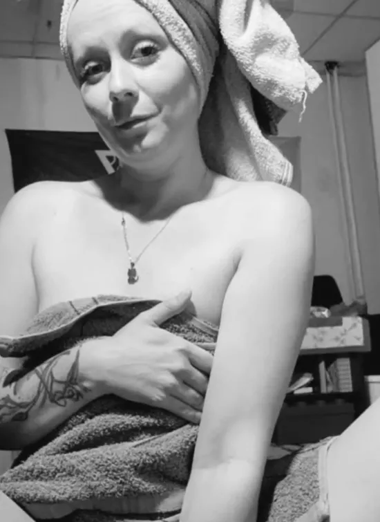 Hello, i am new here :) A MILF/Wife in my 30s who loves nudity!