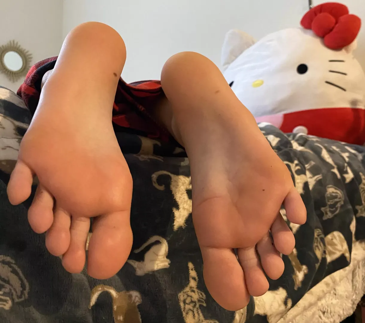hello kitty feet 🎀💖