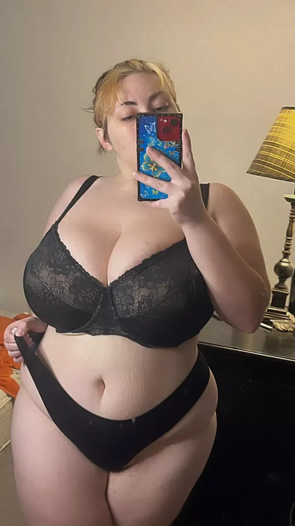 Here to service you!Sexting, custom pics, sex tapes!