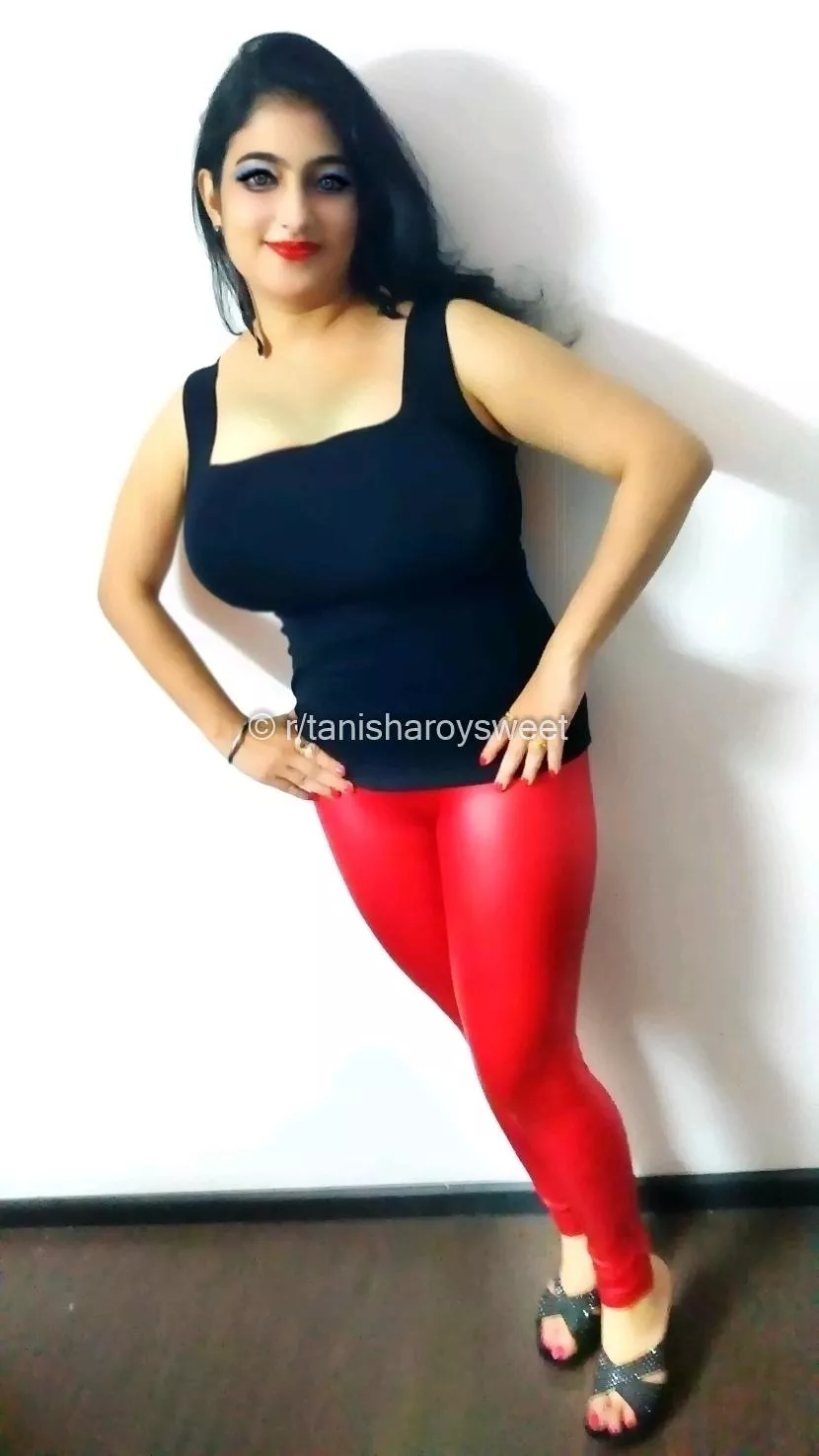 Here to Steal your Attention, hope you like my Looks in these Leather Leggings!