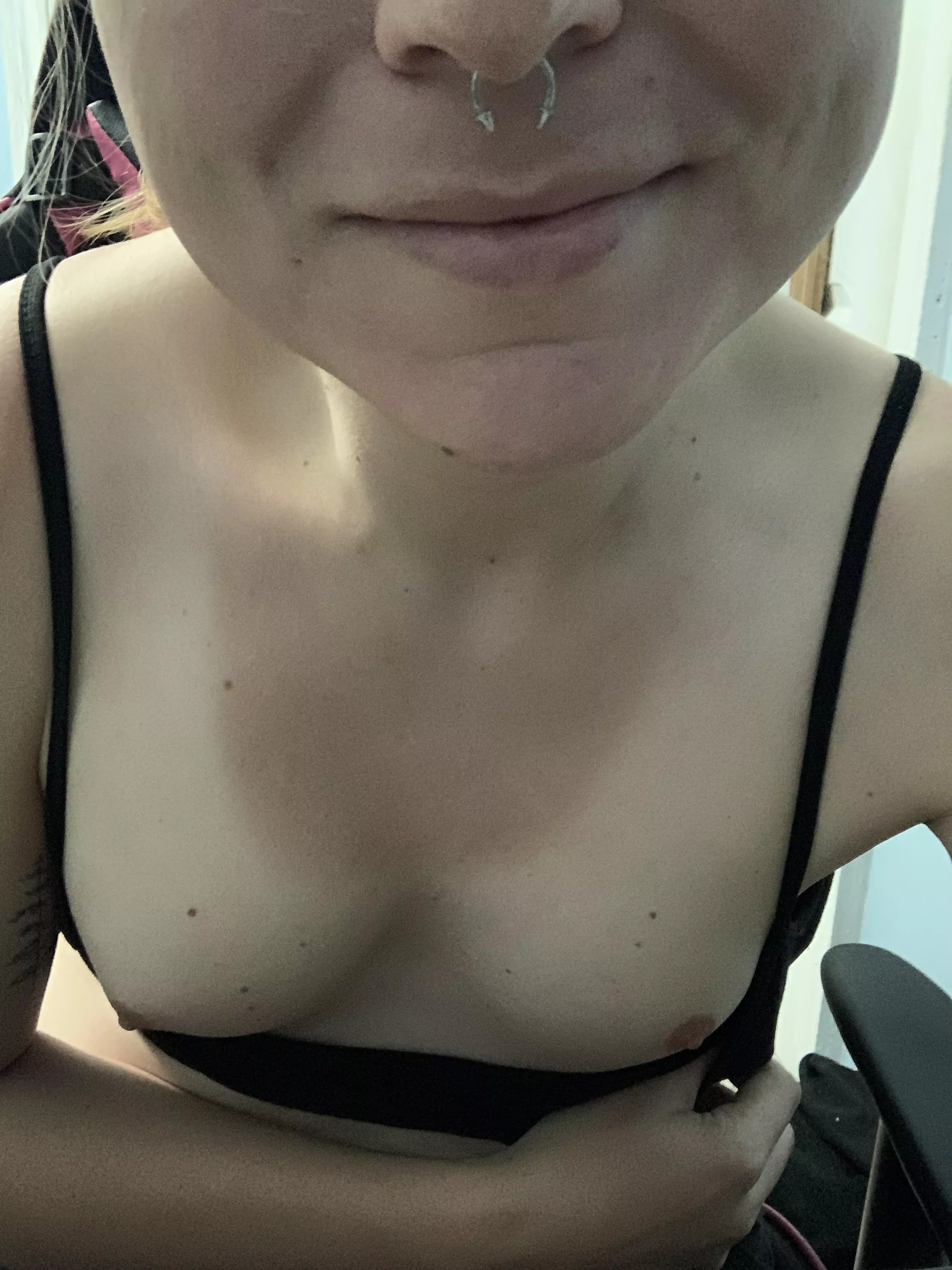 Here’s a lil early morning titty for ya💕😘