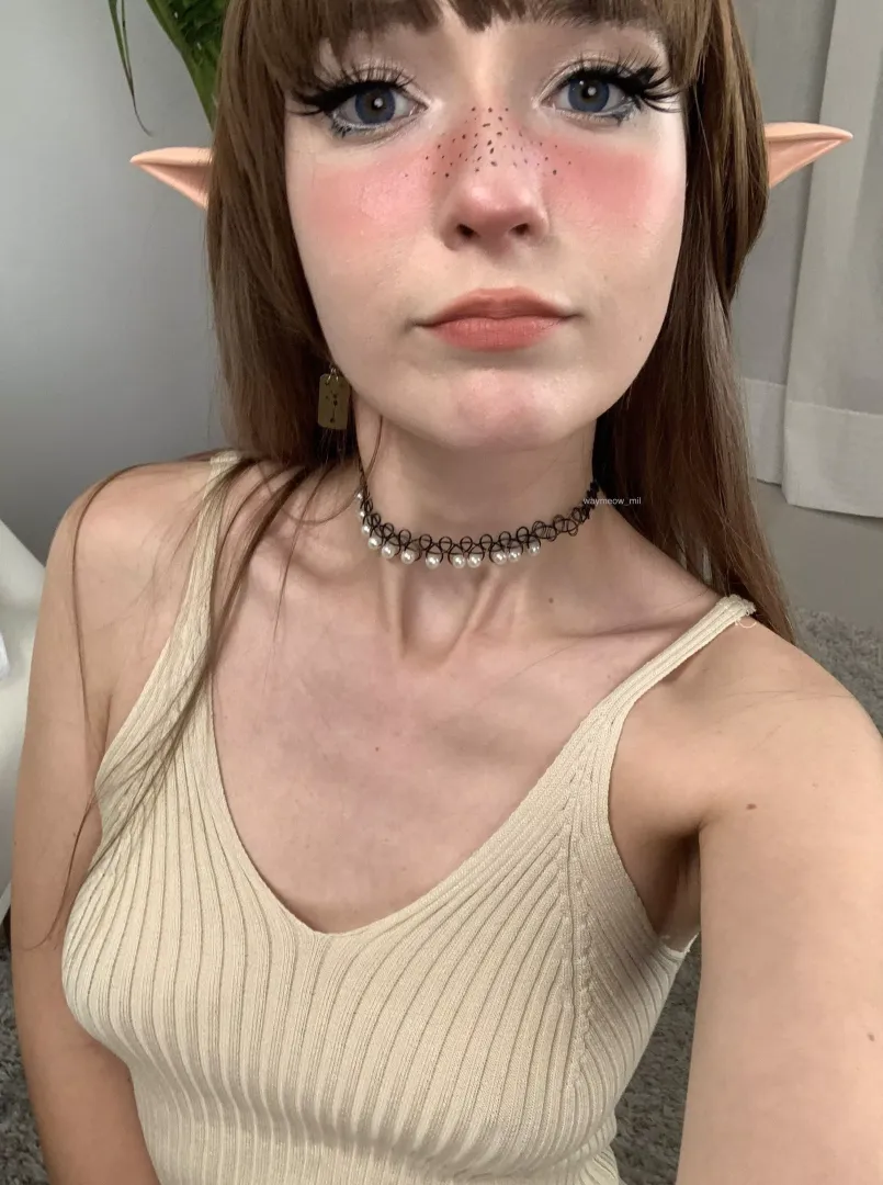 Hey, here's selfie of an elf girl, who doesn't wear bra under her dress^^