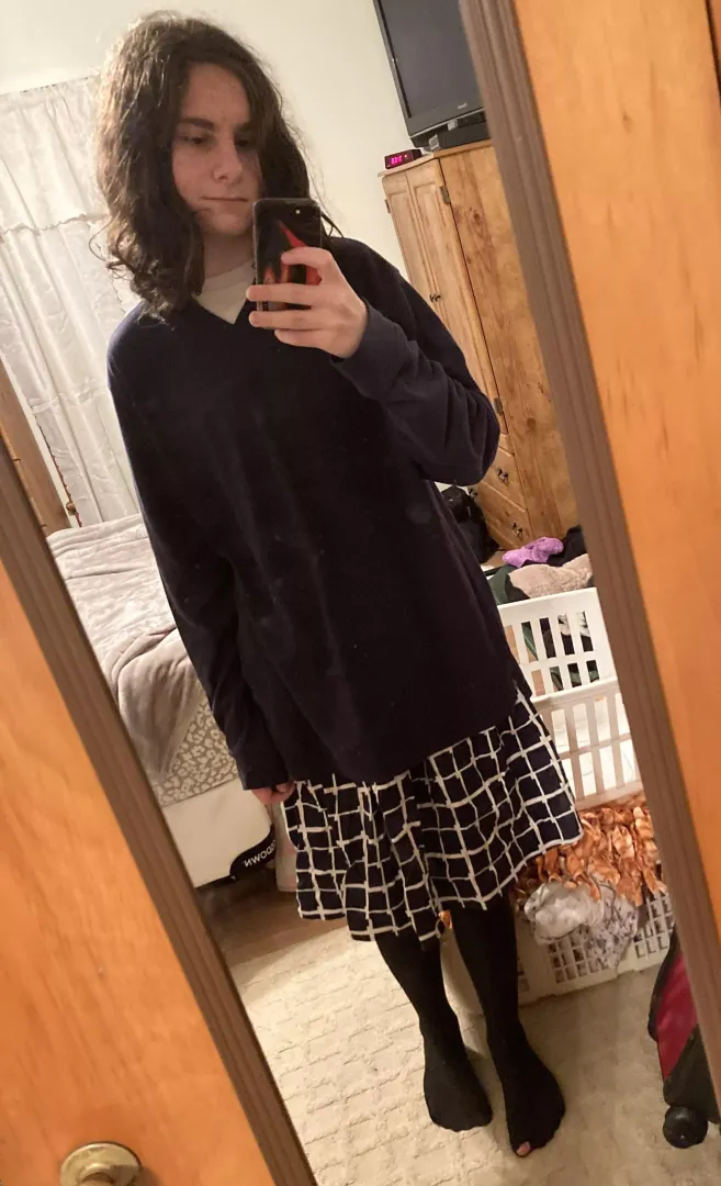 Hey 😋 my hairs messy but yeah lol