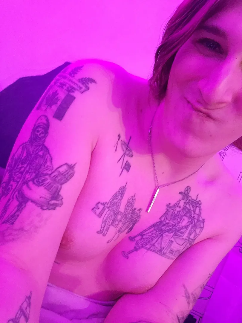 hey. so obviously I'm just starting this whole nsfw creator thing. it's helping alot with my confidence. I'm glad to have y'all join me with this.