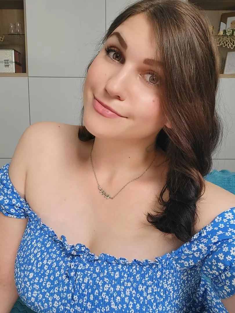 Heyy starting to stream right now on @chaturbate [Tiny_hat] 😚