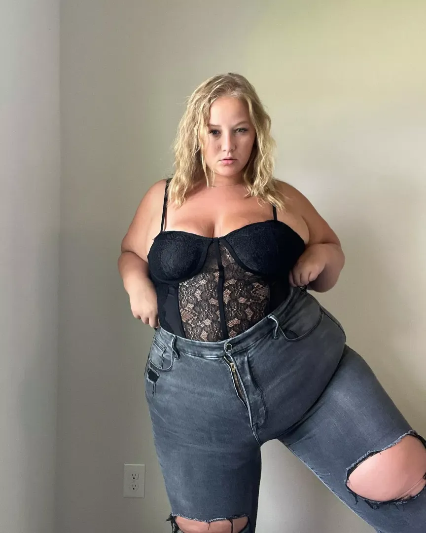 Hi there! Come check out my new page 🖤