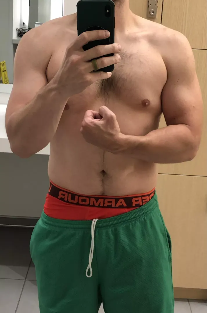 Hit the big 40 this year and fighting off the dad bod. DM me your thoughts whether I’m succeeding lol. [40]