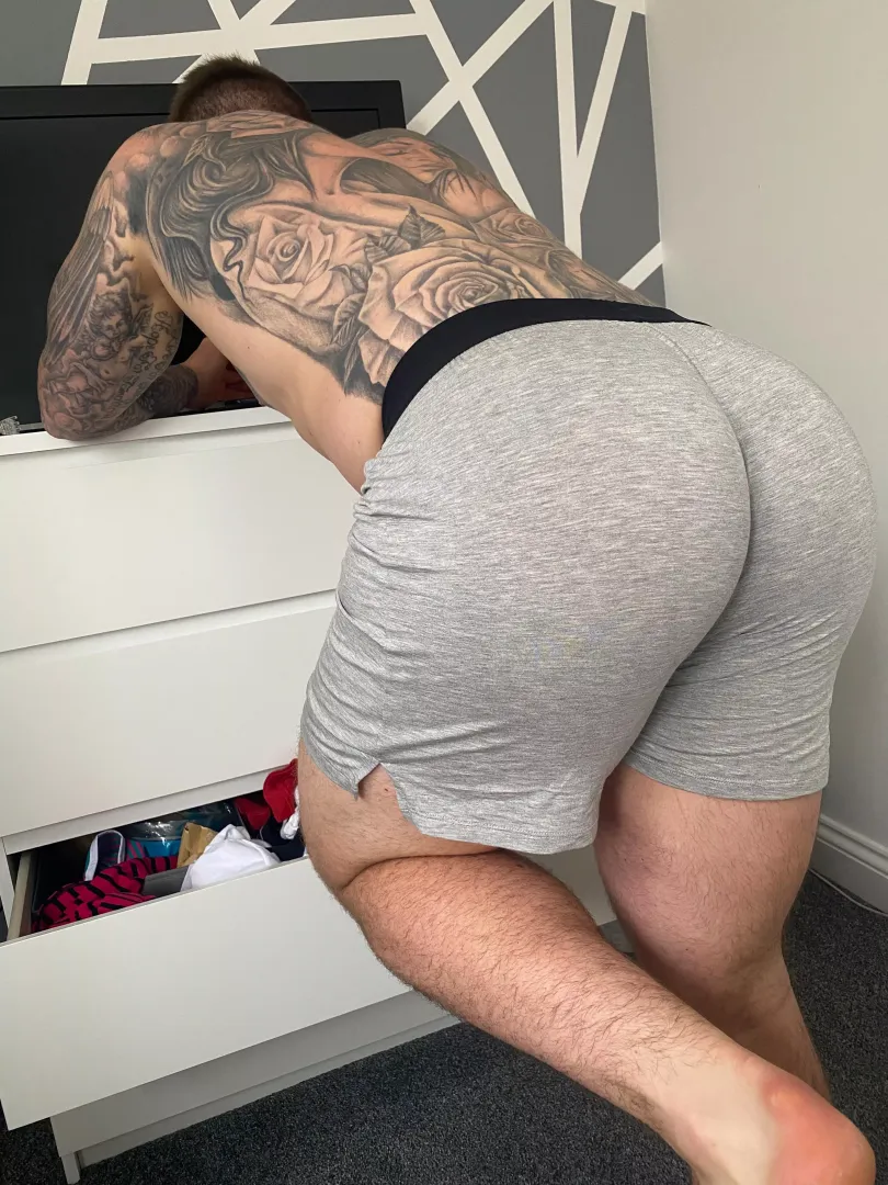 Hmm.. what should I wear today? 👀