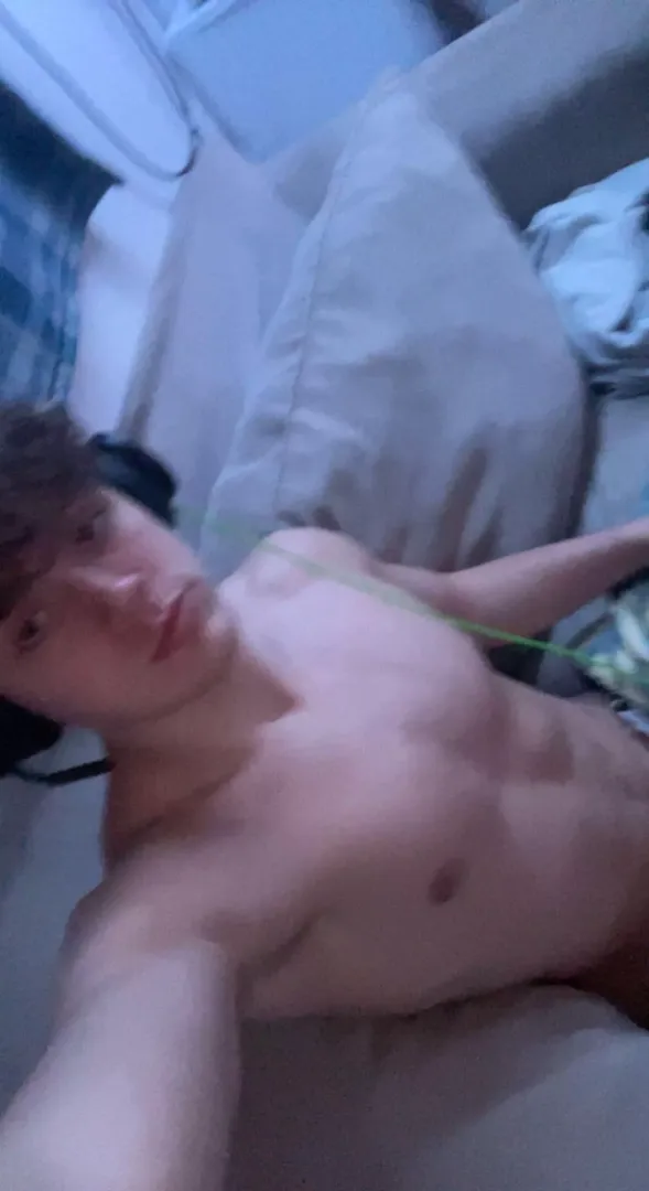 Hmu 18 bi curious looking to try new stuff