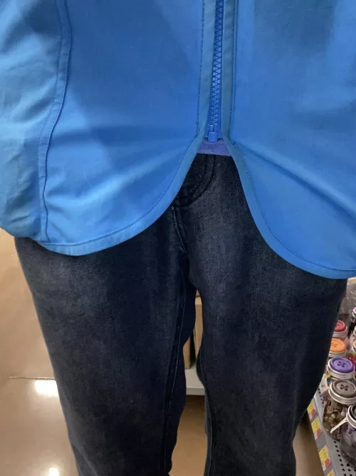 Holy shit was I showing a big ass bulge today. Tbh it was uncontrollable and it was pointless to try to hide. Everyone got an eyeful