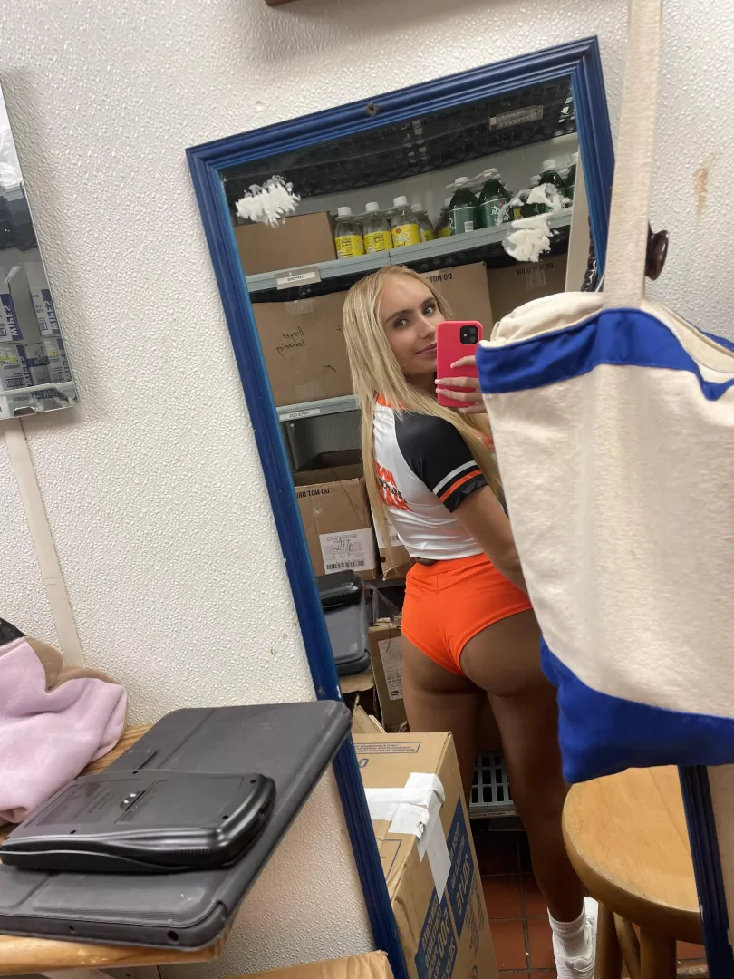 Hooters Girl that Ioves getting bent over