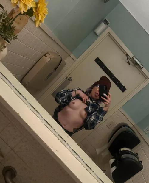 hoping someone at the bar walks in on me like this😋