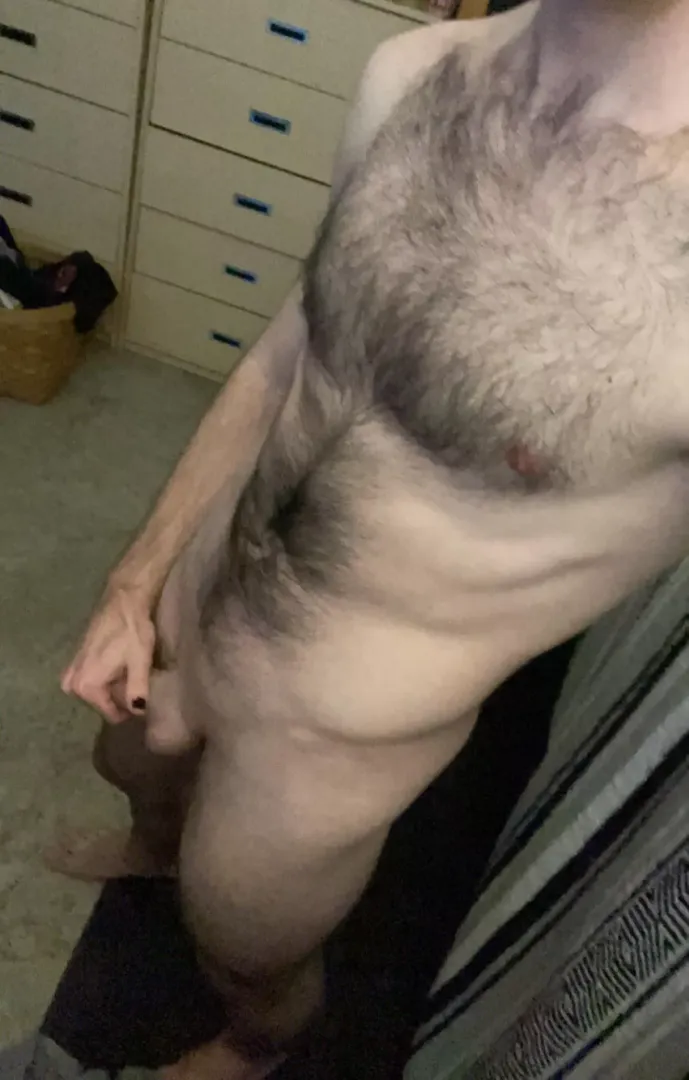 Horny in my dorm, who wants to help? 😏