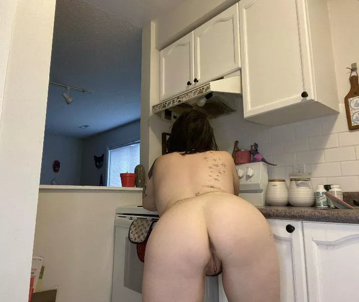 Horny - meet me in the kitchen for a quickie