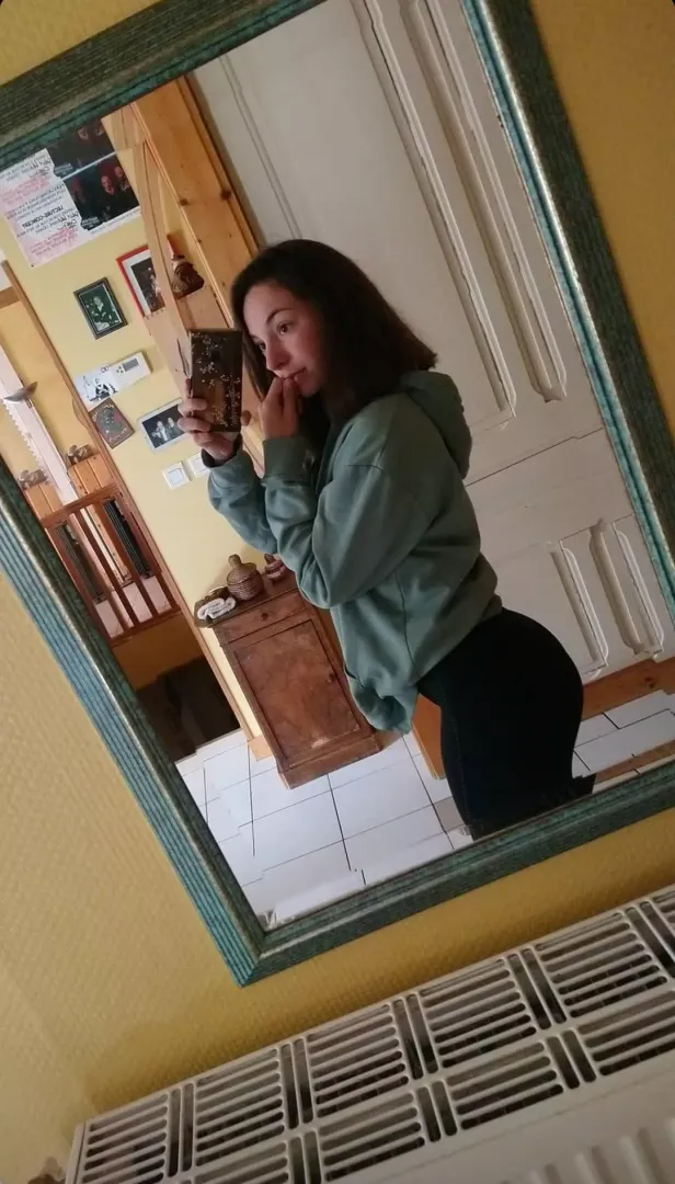 Hot hoodie cause outside it's -5°C (23°F) (F26)