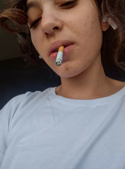 hot lips enojoying a cigarre by the sun ☀️😘💕