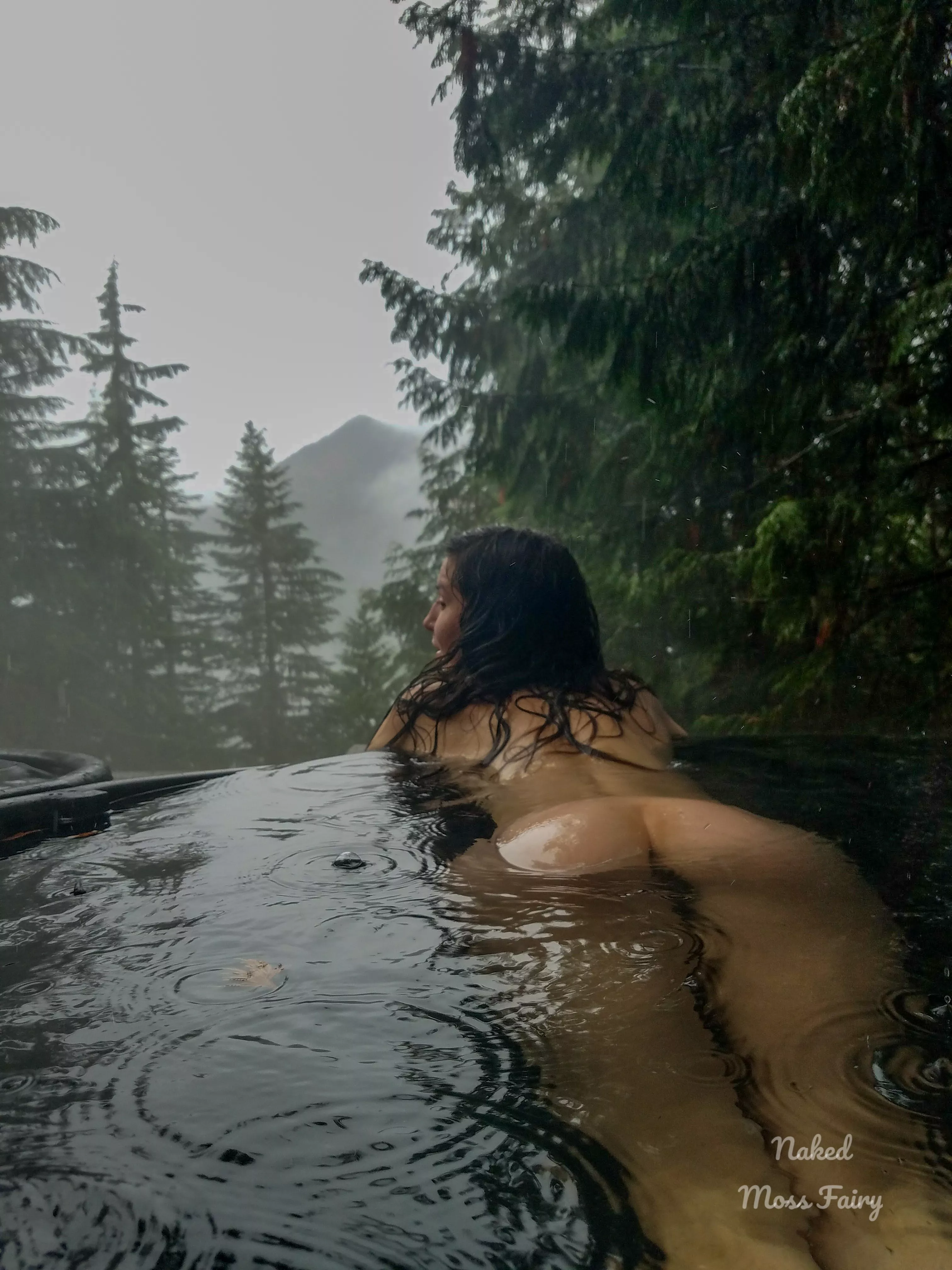 Hot springs in the rain give me body tingles💫💦