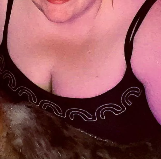 Hot tub cleavage
