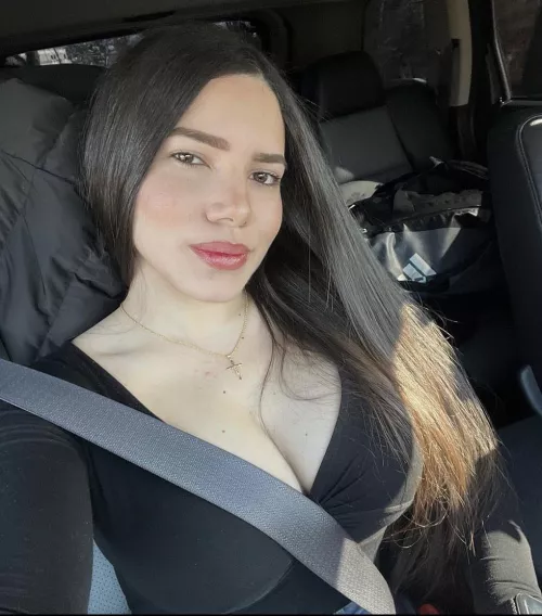 Hot Wife with big tits and ass wants a threesome with a bbc