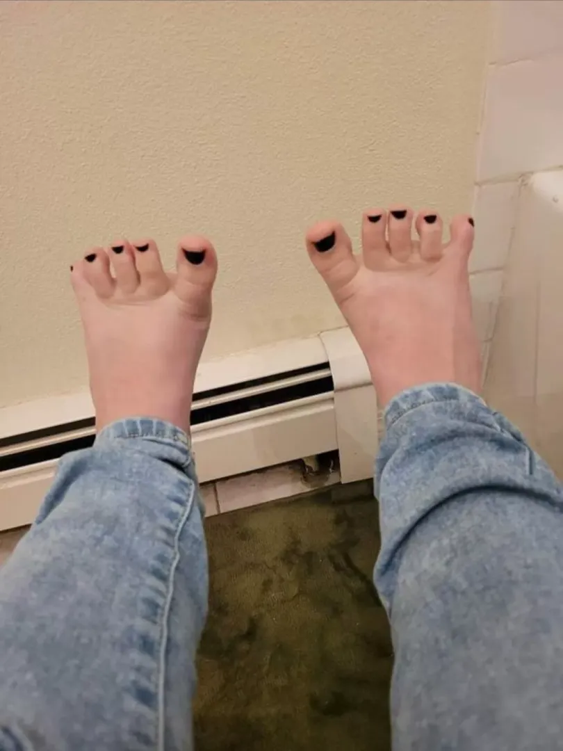 how about them size 6 footsies ❤️😘