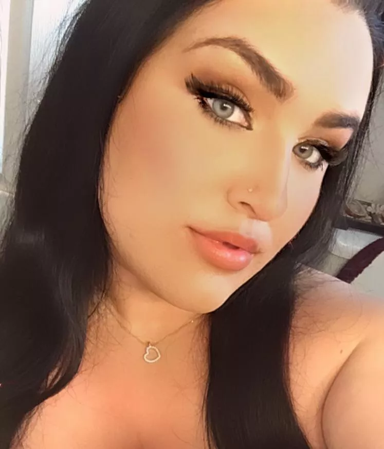 How do i look? Happy Tuesday!💋